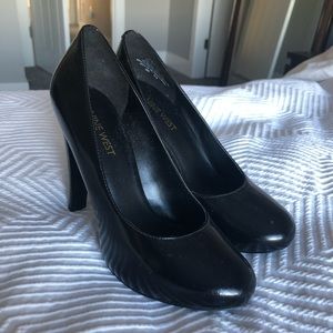 Black pumps